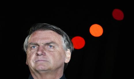 Presiden Brasil Jair Bolsonaro, yang mencalonkan diri untuk masa jabatan berikutnya, memberi isyarat selama konferensi pers setelah pemilihan umum ditutup di Brasilia, Brasil, Minggu, 2 Oktober 2022.