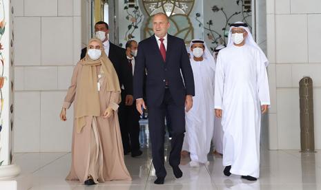 Presiden Bulgaria Rumen Radev mengunjungi Masjid Agung Sheikh Zayed di Abu Dhabi, Uni Emirat Arab, Sabtu (3/9/2022). Presiden Bulgaria Kunjungi Masjid Agung Sheikh Zayed