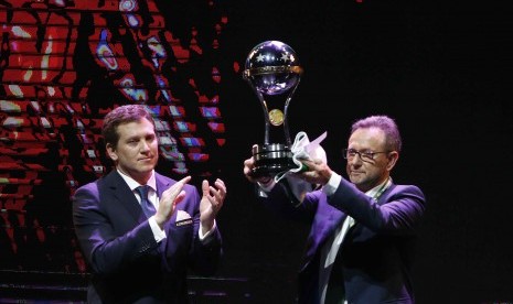 Presiden Chapecoense Plínio David de Nes Filho (kanan) mengangkat trofi Copa Sudamericana di Luque, Paraguay, Rabu (21/12).