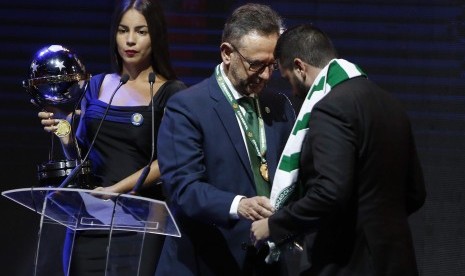 Presiden Chapecoense, Plinio David de Nes Filho (tengah) bersama perwakilan Atletico Nacional, Daniel Jimenez (kanan) pada acara penyerahan trofi Copa Sudamericana 2016 di Luque, Paraguay, Rabu (21/12).