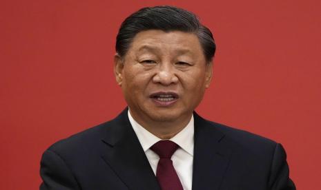  Presiden China Xi Jinping berbicara di sebuah acara untuk memperkenalkan anggota baru Komite Tetap Politbiro di Aula Besar Rakyat di Beijing, Ahad, 23 Oktober 2022.