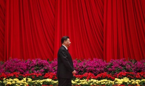 Presiden China Xi Jinping bersiap menyampaikan pidatonya saat makan malam peringatan 70 tahun China di Great Hall of the People di Beijing, Senin (30/9).