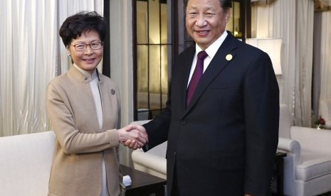 Presiden China Xi Jinping bertemu Pemimpin Eksekutif Hong Kong Carrie Lam di Shanghai, China, Senin (4/11).