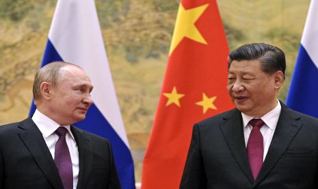 Presiden China Xi Jinping, kanan, dan Presiden Rusia Vladimir Putin berbicara satu sama lain selama pertemuan mereka di Beijing, China pada 4 Februari 2022.