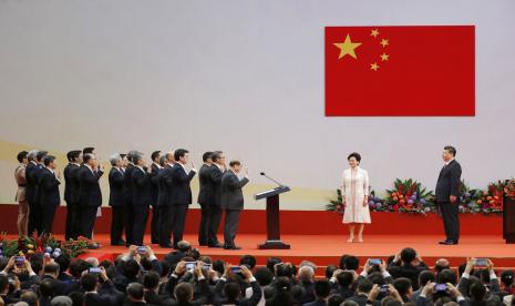 Presiden China Xi Jinping, kanan, mengucapkan sumpah kepada kabinet baru Kepala Eksekutif baru Hong Kong Carrie Lam yang sedang menjabat di Pusat Konvensi dan Pameran Hong Kong di Hong Kong pada 1 Juli 2017. Xi akan mengunjungi Hong Kong minggu ini untuk merayakan tanggal 25 peringatan kembalinya bekas jajahan Inggris tahun 1997 ke China, sebuah kantor berita negara mengatakan Sabtu, 25 Juni 2022, dalam perjalanan pertamanya di luar daratan sejak dimulainya pandemi coronavirus 2 1/2 tahun yang lalu.