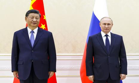 Presiden China Xi Jinping, kiri, dan Presiden Rusia Vladimir Putin. Cina mendesak pembukaan pembicaraan damai sebagai bagian dari rancangan 12 poin untuk mengakhiri konflik yang dirilis pada Jumat (24/2/2023).