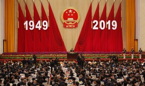 Presiden China Xi Jinping menyampaikan pidato saat makan malam peringatan 70 tahun berdirinya China di Great Hall of the People di Beijing, Senin (30/9).