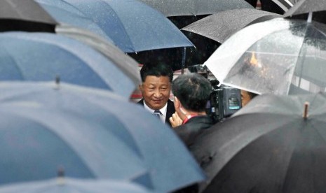 Presiden China Xi Jinping tiba di Kansai International Airport di Izumisano, Osaka, Jepang, Kamis (27/6). Kelompok G-20 menggelar Konferensi Tingkat Tinggi (KTT) pada 28-29 Juni 2019.