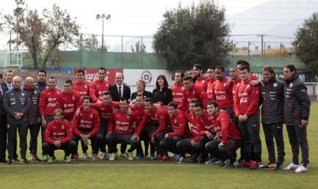 Presiden Cile, Michelle Bachelet (tengah), berpose bersama pemain Timnas Cile di Santiago pada 3 Juni. 