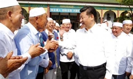 Presiden Cina Xi Jinping berbicara dengan Muslim setempat di Masjid Xincheng di Yinchuan, ibu kota Wilayah Otonomi Ningxia Hui, 19 Juli 2016. Xi melakukan kunjungan tiga hari di Ningxia.