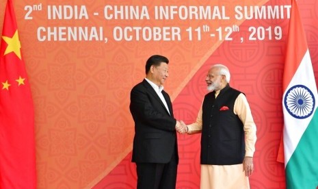 Presiden Cina Xi Jinping dan Perdana Menteri India Narendra Modi bersalaman di Mamallapuram, India. 