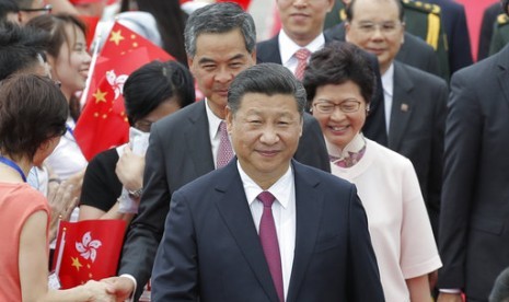 Presiden Cina Xi Jinping ditemani Pemimpin Eksekutif baru Hong Kong Carrie Lam (kanan belakang) di bandara Hong Kong, 29 Juni 2017.