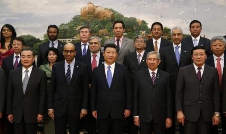 Presiden Cina Xi Jinping (tengah) berfoto dengan para undangan ketika peluncuran AIIB