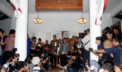  Presiden dan wakil presiden terpilih Joko Widodo dan Jusuf Kalla menggelar konferensi pers di Rumah Transisi, Jakarta, Senin (15/9).