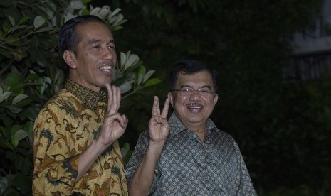 Presiden dan Wakil Presiden terpilih, Joko Widodo (kiri) dan Jusuf Kalla (kanan) memberikan salam Tiga Jari 