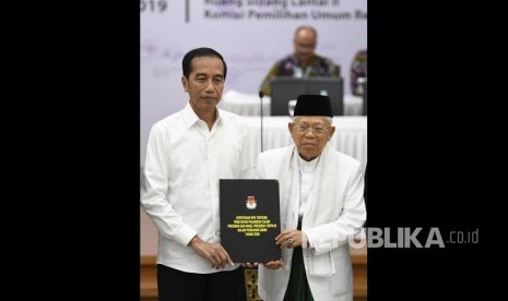 Presiden dan Wakil Presiden terpilih periode 2019-2024, Joko Widodo (kiri) dan KH Ma'ruf Amin menerima surat keputusan KPU tentang Penetapan Hasil Pemilu 2019 di gedung KPU, Jakarta, Ahad (30/6/2019). 