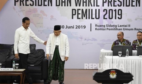 Presiden dan Wakil Presiden terpilih periode 2019-2024, Joko Widodo (kiri) dan KH Ma'ruf Amin (kedua kiri) menghadiri Rapat Pleno Terbuka Penetapan Pasangan Calon Presiden dan Wakil Presiden Terpilih Pemilu 2019 di gedung KPU, Jakarta, Ahad (30/6/2019).