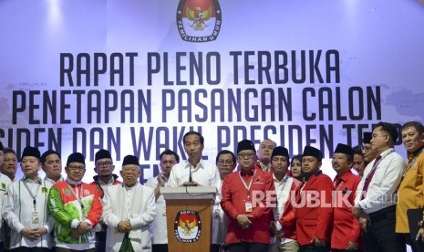 Presiden dan Wakil Presiden terpilih periode 2019-2024, Joko Widodo (tengah) dan KH Ma'ruf Amin (ketiga kiri) didampingi pimpinan partai Koalisi Indonesia kerja memberikan keterangan pers di gedung KPU, Jakarta, Ahad (30/6/2019). 