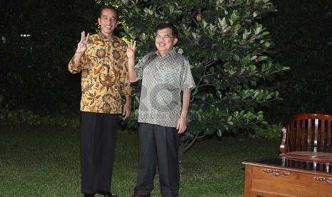 Presiden dan Wapres terpilih Joko Widodo, dan Jusuf Kalla menggelar konferensi pers di rumah Dinas Gubernur, Jakarta, Kamis (21/8).