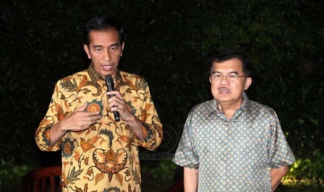 Presiden dan Wapres terpilih Joko Widodo, dan Jusuf Kalla menggelar konferensi pers di rumah Dinas Gubernur, Jakarta, Kamis (21/8).