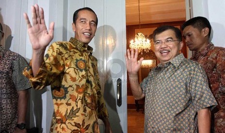 Presiden dan Wapres terpilih Joko Widodo, dan Jusuf Kalla menggelar konferensi pers di rumah Dinas Gubernur, Jakarta, Kamis (21/8).