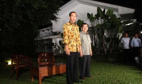 Presiden dan Wapres terpilih Joko Widodo, dan Jusuf Kalla menggelar konferensi pers di rumah Dinas Gubernur, Jakarta, Kamis (21/8). Jokowi mengapresiasi keputusan MK yang menolak gugatan Prabowo Hatta.