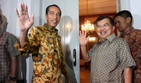 Presiden dan Wapres terpilih Joko Widodo, dan Jusuf Kalla menggelar konferensi pers di rumah Dinas Gubernur, Jakarta, Kamis (21/8). Jokowi mengapresiasi keputusan MK yang menolak gugatan Prabowo Hatta.