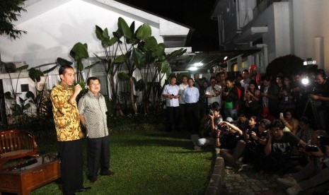 Presiden dan Wapres terpilih Joko Widodo, dan Jusuf Kalla menggelar konferensi pers di rumah Dinas Gubernur, Jakarta, Kamis (21/8). Jokowi mengapresiasi keputusan MK yang menolak gugatan Prabowo Hatta.