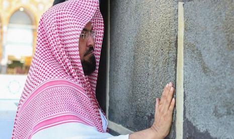 Sudais Minta Jamaah Haji Ikuti Langkah Pencegahan Covid-19. Presiden dari Presidensi Umum Dua Masjid Suci yang juga Imam Masjidil Haram di Mekkah, Arab Saudi Syeikh Abdulrahman Al-Sudais membersihkan Masjidil Haram, Senin (27/4).