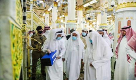 Al-Sudais Resmikan Alat Sterilisasi Ozon di Masjid Nabawi. Presiden dari Presidensi Umum Urusan Dua Masjid Suci, Sheikh Abdulrahman Bin Abdulaziz Al-Sudais meresmikan perangkat disinfeksi dan sterilisasi berteknologi ozon untuk membersihkan Dua Masjid Suci di Masjid Nabawi, Madinah, Sabtu (17/10).