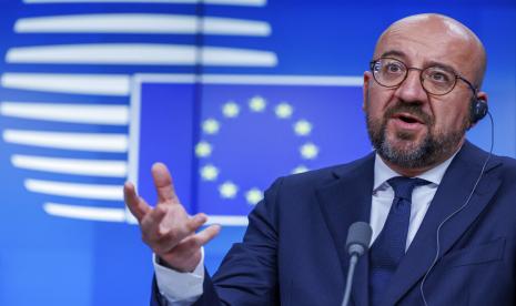 Presiden Dewan Eropa Charles Michel berbicara dengan pers setelah pertemuan luar biasa para pemimpin Uni Eropa untuk membahas Ukraina, energi dan ketahanan pangan di gedung Europa di Brussels, Senin, 30 Mei 2022. Para pemimpin Uni Eropa pada Senin sepakat untuk mengembargo sebagian besar impor minyak Rusia ke blok tersebut pada akhir tahun sebagai bagian dari sanksi baru terhadap Moskow berhasil di pertemuan puncak yang berfokus untuk membantu Ukraina dengan paket dukungan keuangan baru yang telah lama tertunda.