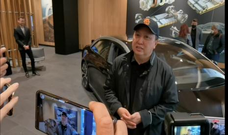 Presiden Direktur Adaro Energy Indonesia, Garibaldi Thohir, mengunjungi salah satu dealer mobil listrik di Los Angeles, Senin (28/3) pagi waktu setempat.