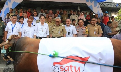 Presiden Direktur Astra Prijono Sugiarto (ketiga kiri) didampingi Walikota Jakarta Utara Syamsuddin Lologau (tengah) didampingi Chief of Corporate Affairs Astra Pongki Pamungkas (kedua kiri) dan Ketua Yayasan Amaliah Astra sekaligus Deputy Chief of Corporate Affairs Astra Riza Deliansyah (ketiga kanan) pada acara penyerahan hewan kurban dari Grup Astra di Masjid Astra, Jakarta (6/8).