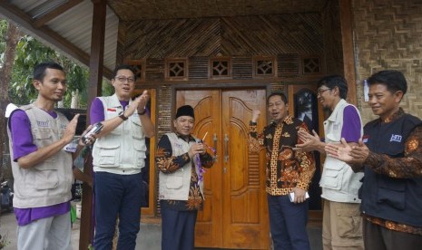 Presiden Direktur Bank Muamalat Achmad K. Permana (kedua dari kiri) dan Bupati Lombok Utara Najmul Akhyar (ketiga dari kiri) di depan salah satu rumah yang telah selesai dibangun di Dusun Orong Ramput, Desa Medana, Kecamatan Tanjung, Kabupaten Lombok Utara pada Kamis, (15/11).