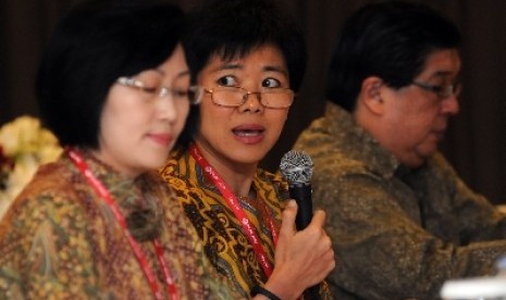 Presiden Direktur Bank OCBC NISP Parwati Surjaudaja (tengah) didampingi jajaran direksi lainnya memberikan keterangan pers