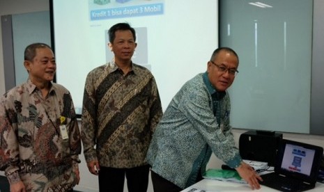 Presiden Direktur BCA Finance Roni Haslim (kiri) bersama Direktur BCA Finance Amirdin Halim   (tengah) dan Direktur BCA Finance Petrus S. Karim (kanan) melakukan pengundian grand prize   program Kredit Keren Banget berupa 16 unit mobil dan tiga buah mobil 