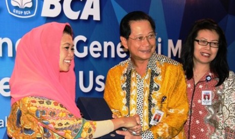 Presiden Direktur BCA Jahja Setiaatmadja didampingi Sekretaris Perusahaan BCA Inge Setiawati menyalami   Direktur The Wahid Institute Yenny Wahid  usai acara Kafe BCA bertema 