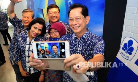 Presiden Direktur BCA, Jahja Setiaatmadja (kanan) berfoto 'selfie' bersama dengan jajaran direksi BCA saat menggelar syukuran ulang tahun BCA ke-59 di Menara BCA, Jakarta, Jumat (26/2).