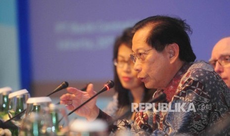  Presiden Direktur BCA, Jahja Setiaatmadja (kanan) 