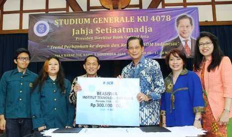 Presiden Direktur BCA Jahja Setiaatmadja (ketiga kanan) menyerahkan secara simbolis donasi beasiswa Bakti BCA tahun ajaran 2016-2017 kepada Rektor ITB Kadarsah Suryadi (ketiga kiri) dan penerima beasiswa dari ITB senilai Rp300 juta disaksikan General Manag