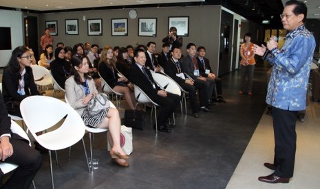 Presiden Direktur BCA Jahja Setiaatmadja menyambut mahasiswa Singapore Management University (SMU) di Menara BCA, Jakarta,Selasa (5/5). Selain mengunjungi kantor pusat BCA, mahasiswa Singapore Management University juga berkesempatan untuk mengunjungi pusa