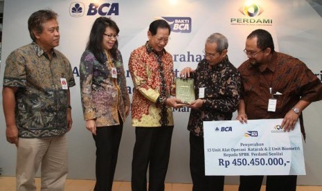 Presiden Direktur BCA, Jahja Setiaatmadja menyerahkan secara simbolis 13 unit alat operasi katarak dan 2 unit alat Biometrike pada SPBK Perdami, yang diterima oleh sekjen Perdami Dr. M. Sidik SpM.  Penyerahan disaksikan oleh Sekretaris Perusahaan BCA Inge 