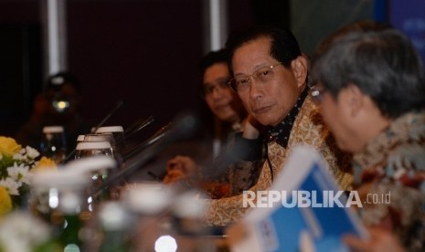 Presiden Direktur BCA Jahja Setiaatmadja (tengah)