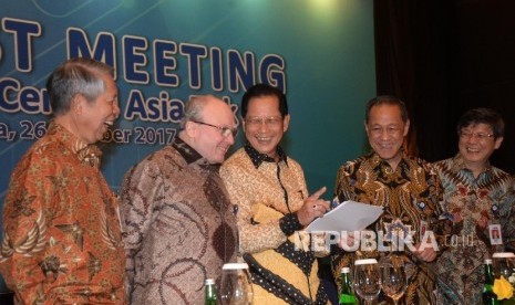 Presiden Direktur BCA Jahja Setiaatmadja (tengah), bersama Wakil Presiden Direktur BCA Eugene Keith Galbraith (kedua kiri), Presiden Komisaris BCA D.E. Setijoso (kedua kanan), Direktur BCA Suwignyo Budiman (kiri), dan Direktur BCA Henry Koenaifi berbincang sebelum memberikan keterangan pers tentang hasil kinerja sembilan bulan pertama PT Bank Central Asia Tbk, Jakarta, Kamis (26/10).