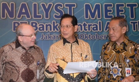 Presiden Direktur BCA Jahja Setiaatmadja (tengah), bersama Wakil Presiden Direktur BCA Eugene Keith Galbraith (kiri), dan Presiden Komisaris BCA D.E. Setijoso memberikan keterangan pers tentang hasil kinerja sembilan bulan pertama PT Bank Central Asia Tbk, Jakarta, Kamis (26/10). 