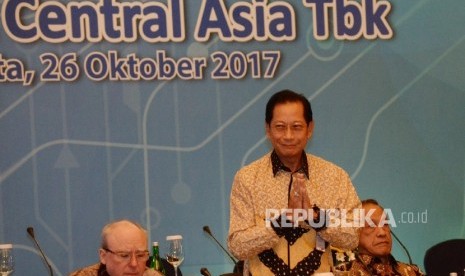 Presiden Direktur BCA Jahja Setiaatmadja (tengah).