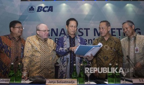 Presiden Direktur BCA Jahja Setiaatmadja (tengah), Presiden Komisaris BCA Djohan Emir Setijoso (kedua kanan), Wakil Presiden Direktur BCA Eugene Keith Galbraith (kedua kiri), Direktur BCA Suwignyo Budiman (kanan), dan Direktur BCA Subur Tan (kiri) berbincang sebelum menyampaikan pemaparan hasil kinerja BCA tahun 2017 di Jakarta, Kamis (8/3). 