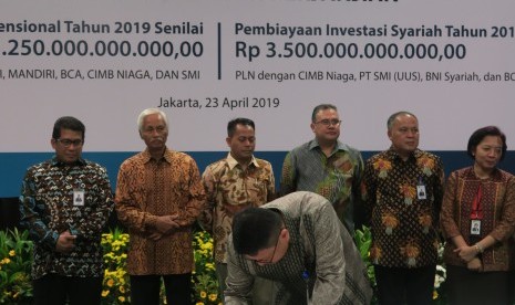 Presiden Direktur BCA Syariah John Kosasih menandatangani perjanjian kerja sama pembiayaan sindikasi tujuh lembaga keuangan senilai Rp 16,75 triliun untuk PT PLN Persero, di Jakarta, Senin (22/4).