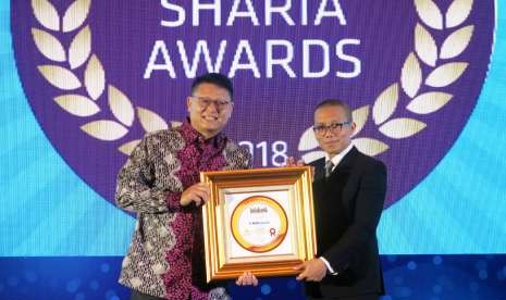 Presiden Direktur BCA Syariah John Kosasih menerima penghargaan Infobank Sharia Award 2018 