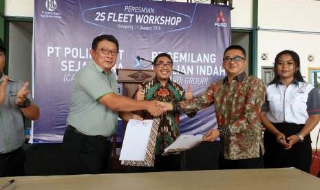 Presiden Direktur Cargill Poliplant Group Anthony Yeow (kiri) dan Direktur Utama PT Gemilang Berlian Indah Sjamsiar Achmad Bunjamin (kanan) disaksikan Direktur Sales dan Marketing Director PT Krama Yudha Tiga Berlian Motors (KTB) Duljatmono (tengah) menandatangani naskah kerja sama peresmian fasilitas 2S Fleet Workshop Cargill di Ketapang, Kalimantan Barat, Kamis (11/10). KTB selaku authorized distribusi Mitsubishi Fuso di Indonesia meresmikan fasilitas 2S Fleet Workshop pertama yang merupakan kerja sama dengan Cargill Poliplant Group dan PT Gemilang Berlian Indah. Foto: Republika/EH Ismail